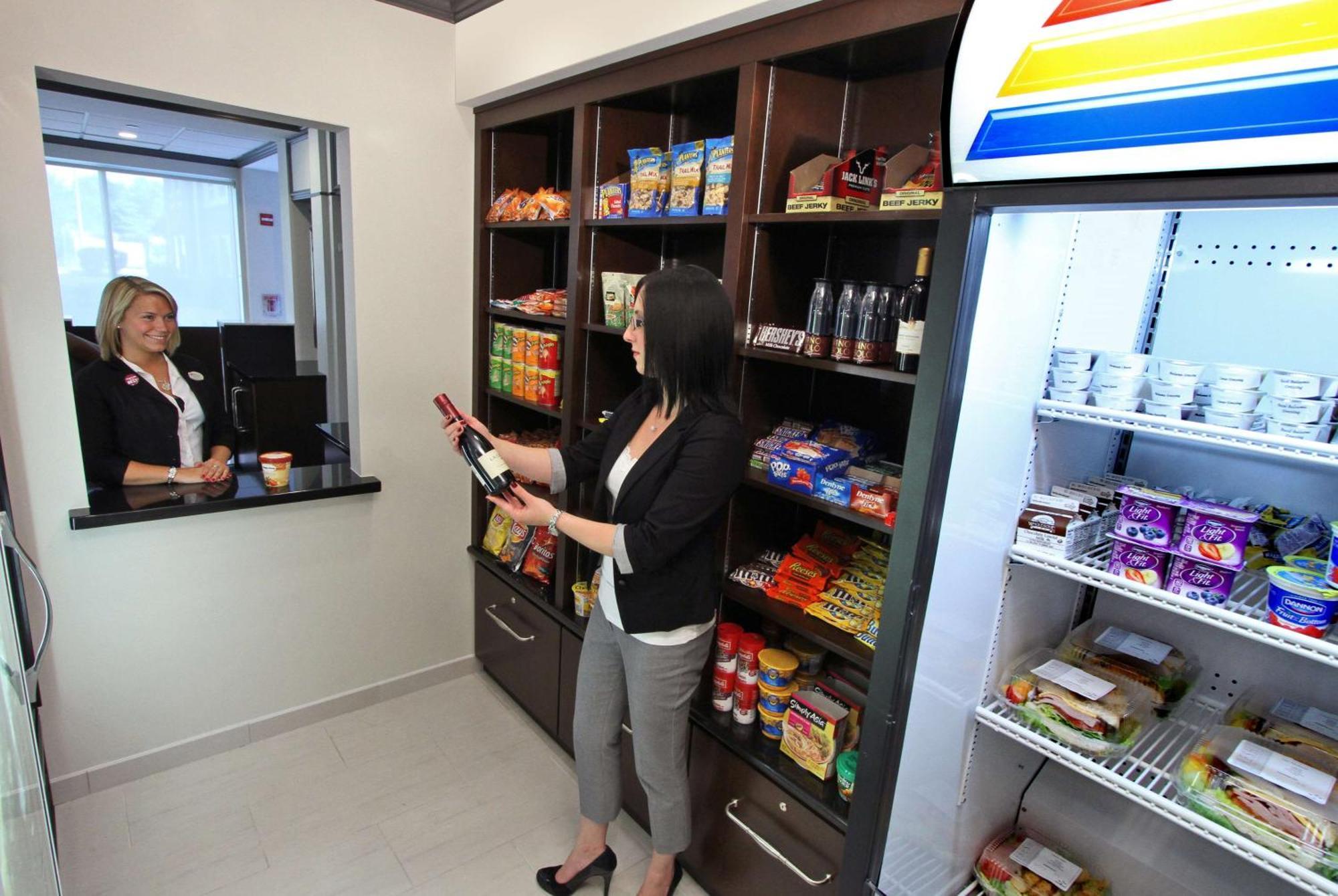 韦斯特伯里希尔顿花园酒店 外观 照片