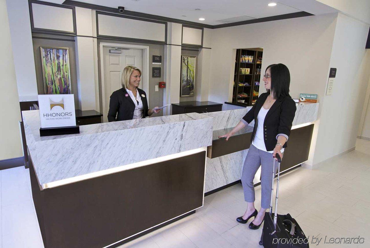 韦斯特伯里希尔顿花园酒店 内观 照片